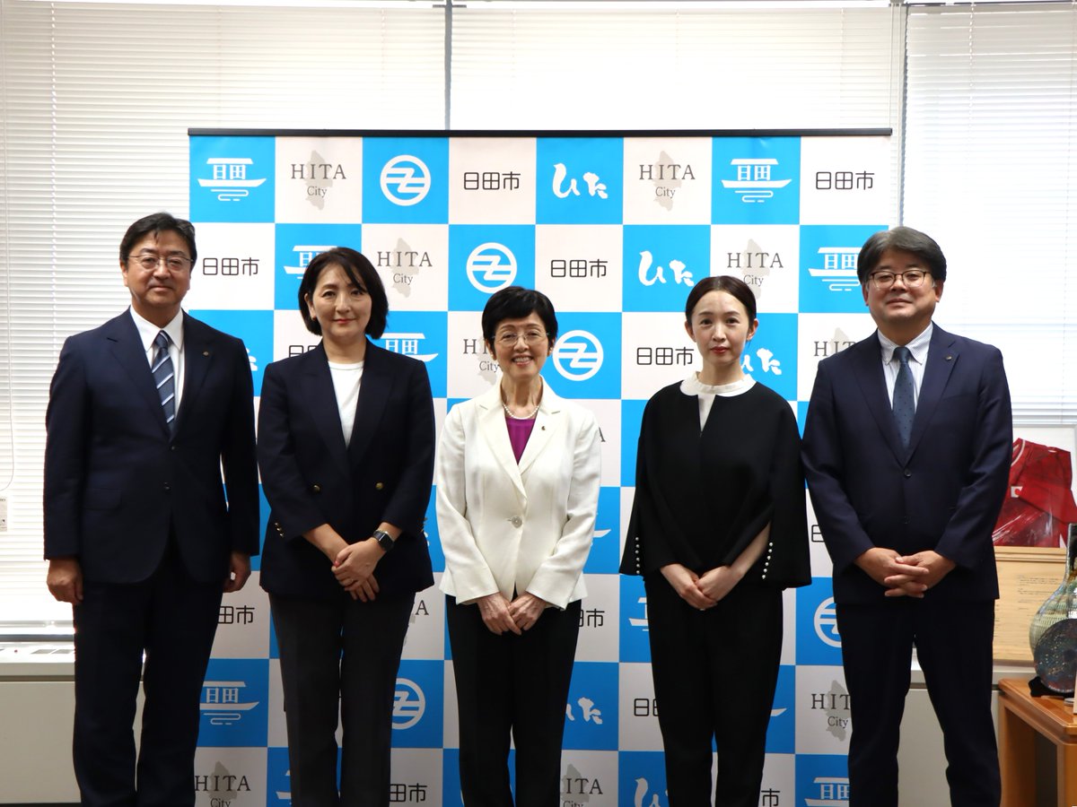 Hitacity_pr's tweet photo. 10月1日付で、新たに日田市教育委員会委員に就任された川﨑絵美氏に、椋野市長から辞令が交付されました。
任期は、令和8年10月1日から令和12年9月30日までの4年間です。川﨑委員、よろしくお願いします🍀
#日田市 #日田 #大分県日田市 #hita #日田市教育委員会 #教育委員 https://t.co/D2AfMU1000