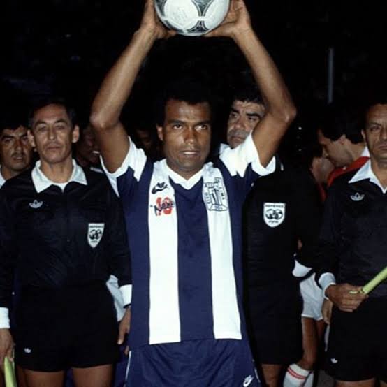 eleegeve's tweet photo. 1986. Alianza Lima. Despedida del "Nene" Cubillas. Indumentaria Nike (solo por esa vez) con detalles para la ocasión. https://t.co/646W5M1WOi
