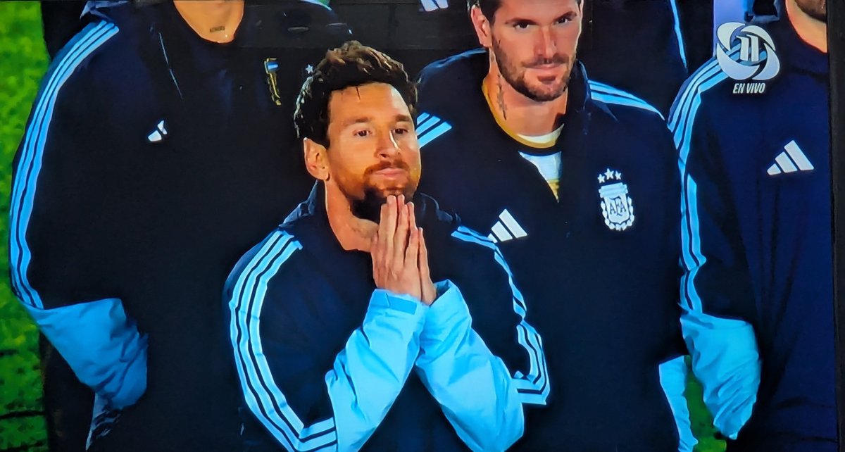 JanusYei's tweet photo. Sos gigante Leo, esta noche nunca se olvidará. ♥️ https://t.co/mdVY1D02xt