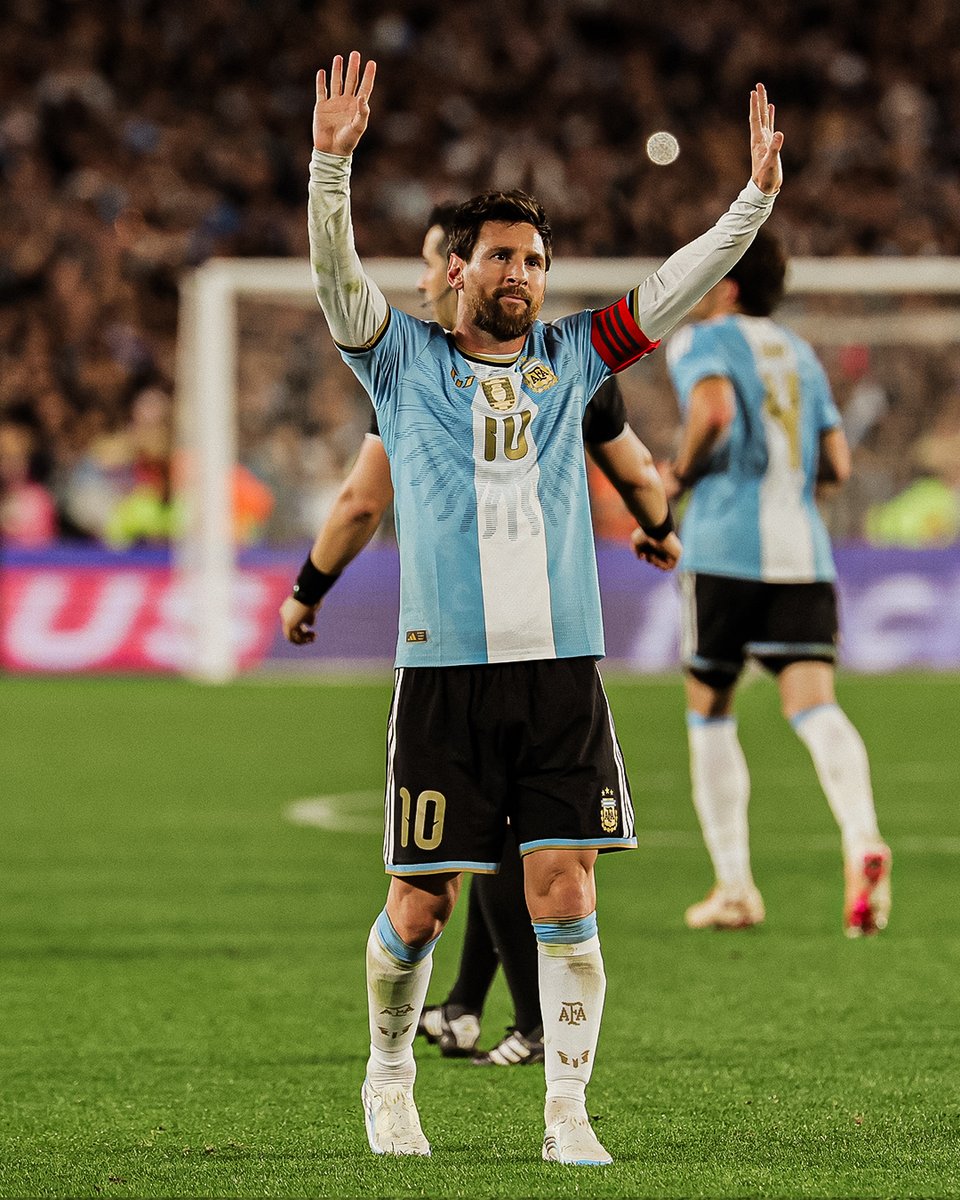 Argentina's tweet photo. #AD10S 🐐

𝙏𝙖𝙣𝙩𝙤𝙨 𝙙𝙚𝙨𝙞𝙚𝙧𝙩𝙤𝙨 𝙦𝙪𝙚 𝙘𝙧𝙪𝙘𝙚́
𝙏𝙖𝙣𝙩𝙤𝙨 𝙖𝙩𝙖𝙟𝙤𝙨, 𝙚𝙨𝙦𝙪𝙞𝙫𝙚́
𝙏𝙖𝙣𝙩𝙖𝙨 𝙗𝙖𝙩𝙖𝙡𝙡𝙖𝙨 𝙦𝙪𝙚 𝙥𝙞𝙣𝙩𝙖𝙧𝙤𝙣 𝙢𝙞𝙨 𝙝𝙚𝙧𝙞𝙙𝙖𝙨

𝙋𝙤𝙧𝙦𝙪𝙚 𝙡𝙤𝙨 𝙙𝙞́𝙖𝙨 𝙨𝙚 𝙣𝙤𝙨 𝙫𝙖𝙣
𝙌𝙪𝙞𝙚𝙧𝙤 𝙘𝙖𝙣𝙩𝙖𝙧 𝙝𝙖𝙨𝙩𝙖 𝙚𝙡 𝙛𝙞𝙣𝙖𝙡
𝙋𝙤𝙧 𝙤𝙩𝙧𝙖 𝙣𝙤𝙘𝙝𝙚 𝙘𝙤𝙢𝙤 𝙚𝙨𝙩𝙖, 𝙙𝙤𝙮 𝙢𝙞 𝙫𝙞𝙙𝙖