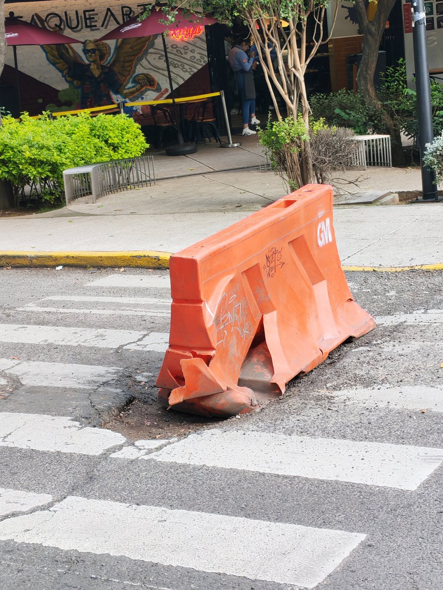 SanRafaCDMX's tweet photo. Tal parece que si no hay quejas vecinales, los servicios urbanos no se dan... y luego inclusive con ellas, hay carencias persisten. @AlessandraRdlv @arnemx @LizbetH23366558 @SEDEMA_CDMX @bachometro @ColCuauhtemoc1 https://t.co/DXfZWANtCk