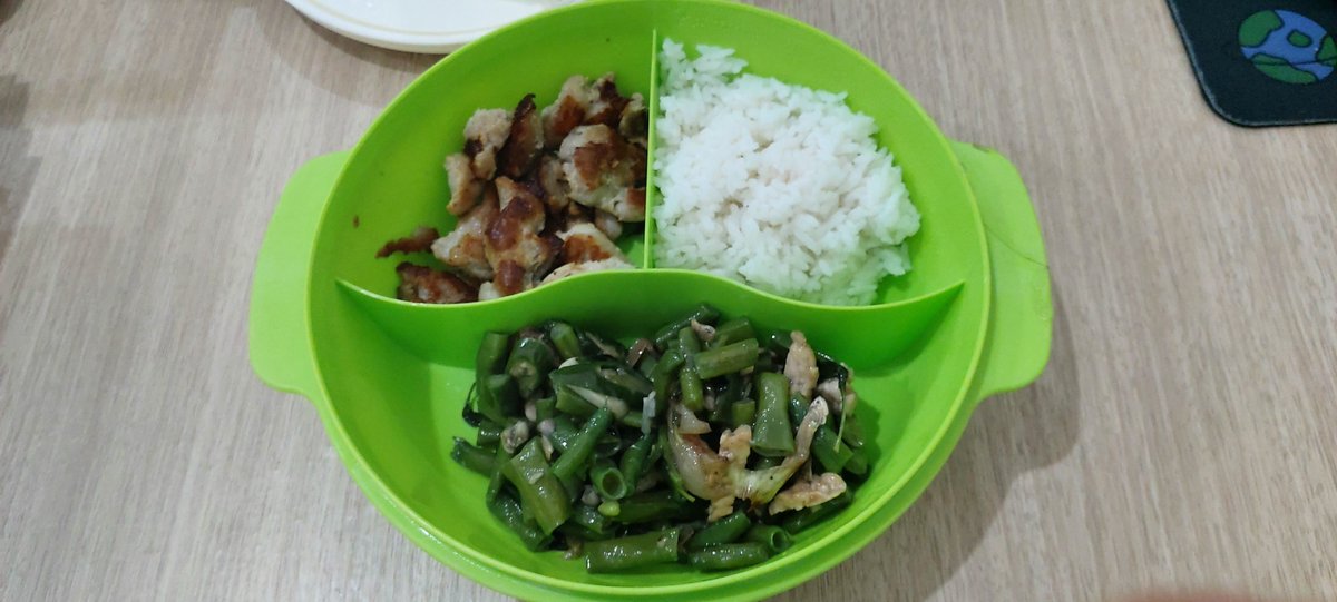hanah_cha's tweet photo. Feel so rich. Karena sesibuk apapun mamah, pasti selalu menyempatkan buatin bekal di pagi hari. Padahal pagi ini mamah kerepotan karena ayah sakit, dan waktunya udah mepet banget tadi, tapi tetep berusaha dan akhirnya berhasil bawain bekel 🥲🥺 https://t.co/tLlQtJwUCX