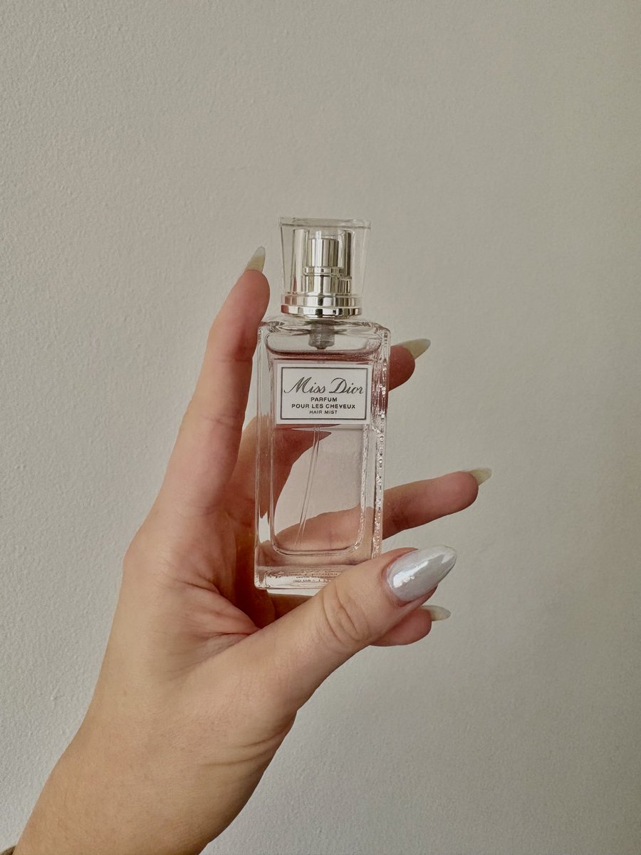 ThatMissDivine's tweet photo. Been walking around all morning just flipping my ponytail around to smell my hair 😍 loveee this birthday gift https://t.co/Qgik2kQqmr