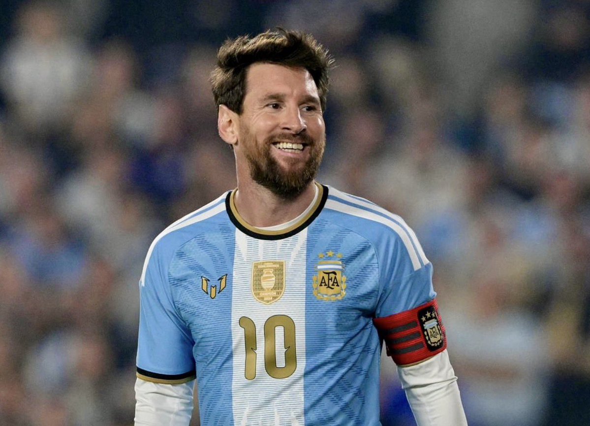 FabrizioRomano's tweet photo. 🩵🤍 Lionel Messi: “I have nothing left to do but thank this shirt. I gave it all for Argentina”. https://t.co/8310jhWc3v