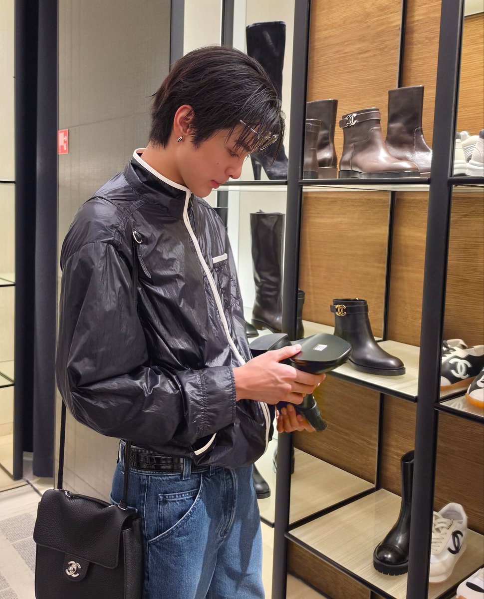 jkpp1997's tweet photo. กอนโฮทำให้ชาแนลในภาพจำของนี่เปลี่ยนไปมาก ปกติจะชินตากับความหรูหราหมาเห่าไง (พูดตามประสาคนบ้านๆนะ😂) แต่การที่น้องเลือกใส่อะไรที่มันเป็นสไตล์ตัวเอง อย่างพวกแจ็กเก็ตที่ใส่ประจำอยู่แล้ว การคาดแว่น คือทุกอย่างมันยังดูเป็นตัวตนจริงๆ ของน้องอยู่ ไม่ได้ดูเปลี่ยนจากลุคประจำวันมาก  ซึ่งนี่ว่าเริ่ดดดดด

#KEONHO #건호