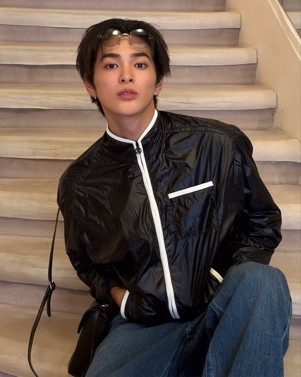 jkpp1997's tweet photo. กอนโฮทำให้ชาแนลในภาพจำของนี่เปลี่ยนไปมาก ปกติจะชินตากับความหรูหราหมาเห่าไง (พูดตามประสาคนบ้านๆนะ😂) แต่การที่น้องเลือกใส่อะไรที่มันเป็นสไตล์ตัวเอง อย่างพวกแจ็กเก็ตที่ใส่ประจำอยู่แล้ว การคาดแว่น คือทุกอย่างมันยังดูเป็นตัวตนจริงๆ ของน้องอยู่ ไม่ได้ดูเปลี่ยนจากลุคประจำวันมาก  ซึ่งนี่ว่าเริ่ดดดดด

#KEONHO #건호