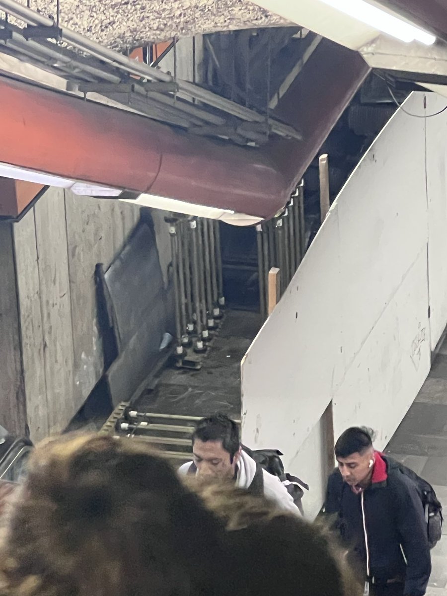 MaripiV's tweet photo. 6 de octubre, más de un mes;, continúan descompuestas las escaleras eléctricas de la estación San Joaquín, línea 7. Anexo evidencia @AdrianRubalcava su ayuda por favor. @MetroCDMX Gracias. https://t.co/psERNQJGkW
