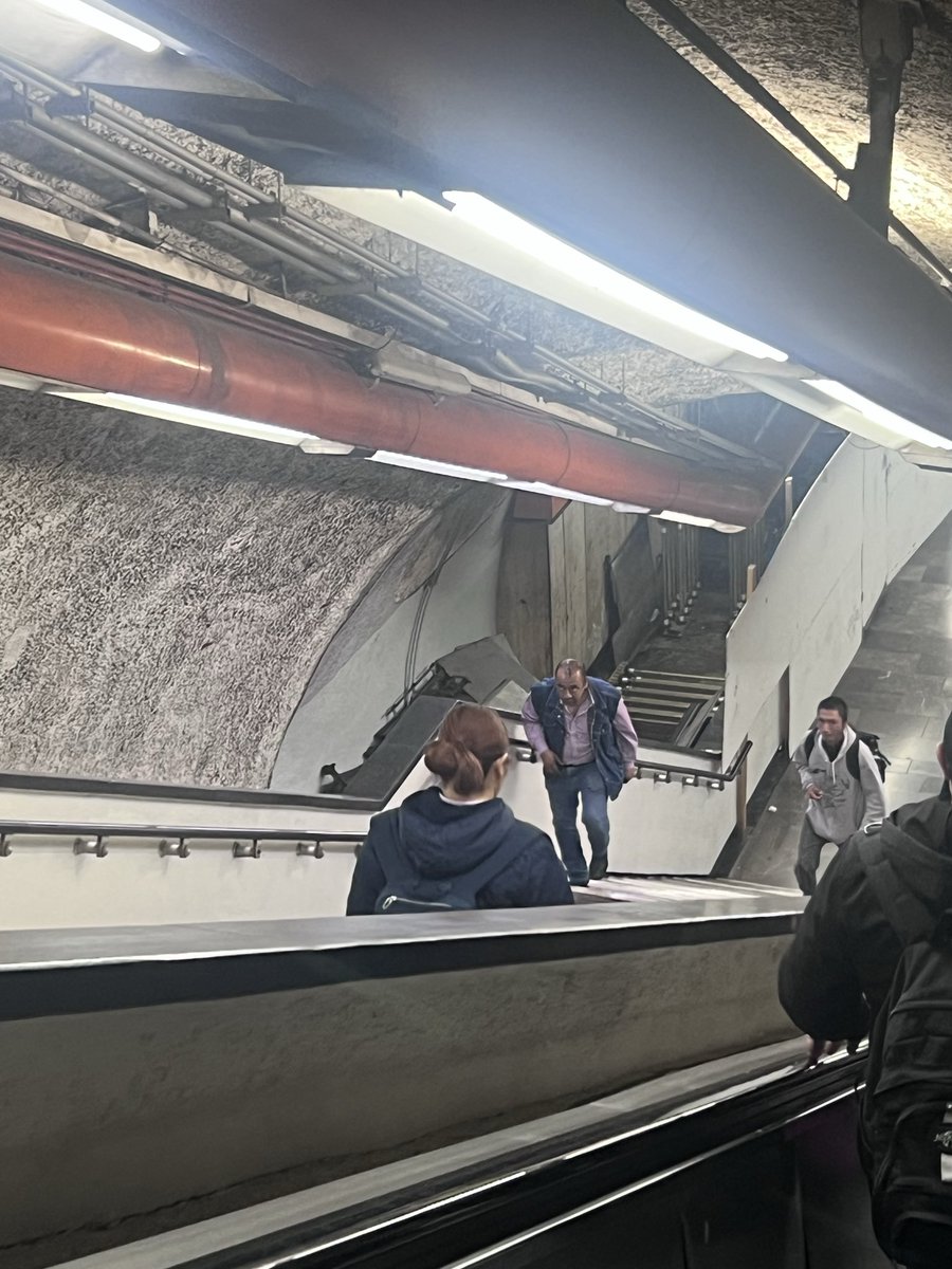 MaripiV's tweet photo. 6 de octubre, más de un mes;, continúan descompuestas las escaleras eléctricas de la estación San Joaquín, línea 7. Anexo evidencia @AdrianRubalcava su ayuda por favor. @MetroCDMX Gracias. https://t.co/psERNQJGkW