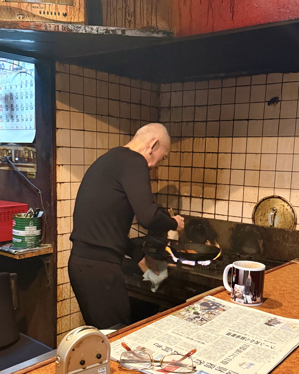 fallindebu's tweet photo. 横浜の黄金町にある「喫茶タケヤ」は、土日もやっている、朝9時〜17時まで通し営業の、レトロ喫茶店。
昭和がそのまま残った渋すぎる雰囲気も良いけど、なにより、おじいちゃん店主が作る「ナポリタン」が格別の美味しさ！
太麺にケチャップを絡ませ、黒コショウを効かせながら、香ばしく炒めてるよ！ https://t.co/2ZEgBquYdt