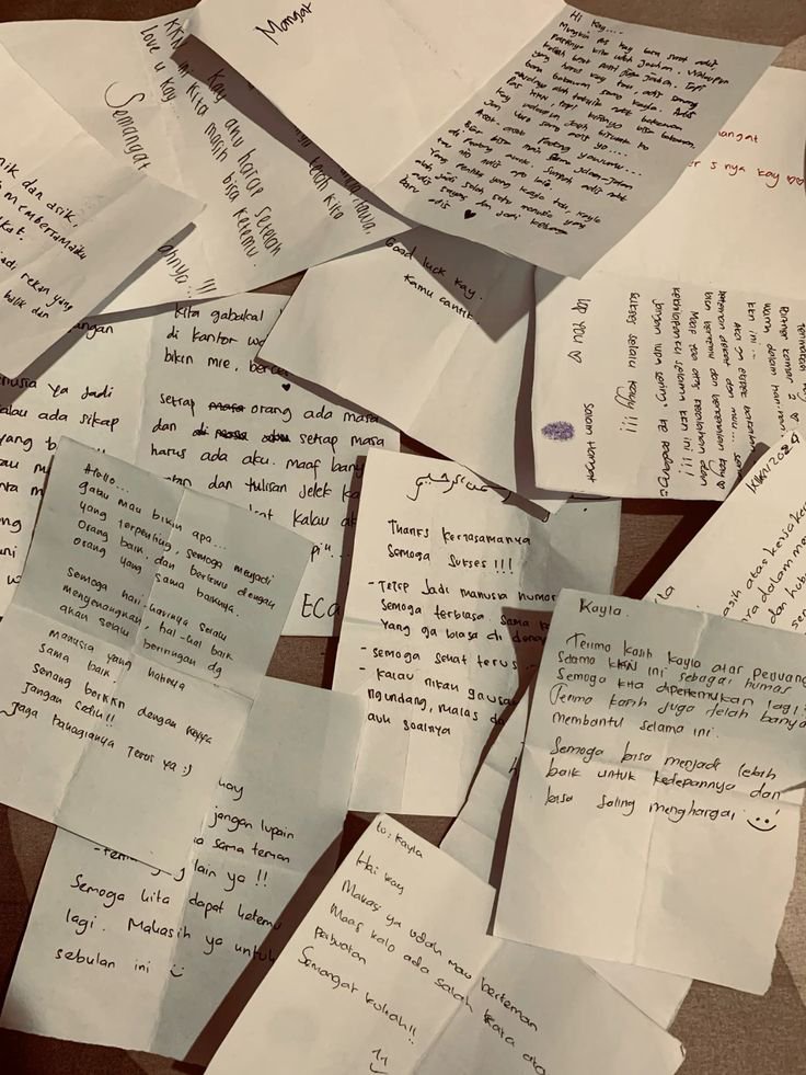ByCella1's tweet photo. #FLORINA AU Onde — Flora começa a receber cartas e mensagens anônimas de alguém que parece conhecê-la muito bem. Curiosa, ela decide descobrir quem está por trás delas, sem imaginar que é Celina, a garota mais cobiçada do campus. https://t.co/WDuqPAgYmQ
