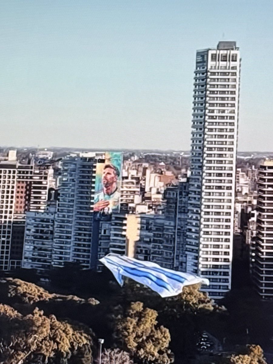 MettaPeacei8ve's tweet photo. @chizzy_oz @25Terty That’s the full stadium. The whole city of BA was outside the stadium. In Rosario this morning (300 miles away from the match) a helicopter flew a giant Messi jersey past the skyscraper with his mural. 🇦🇷👌 https://t.co/wW3DXDl8zK