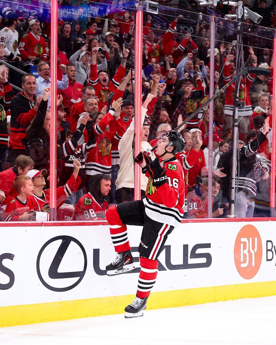 NHLBlackhawks's tweet photo. HOW ARE WE FEELIN' @UnitedCenter ⁉️ https://t.co/9fVxRPHj38