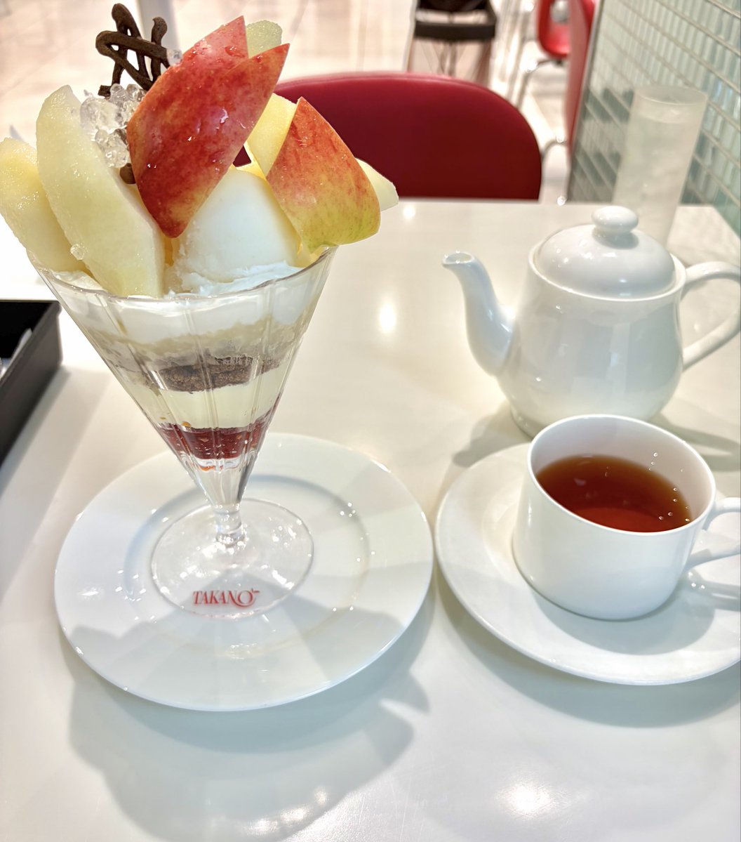 sork45's tweet photo. 朝から！パフェを食してしまった…！
働いてた時からずっと休み入ったら行くぞと思ってお店吟味して計画してたので、今日という日が凄く楽しみだった…幸せだった……
運ばれて来た時はこんなに大きいの食べ切れるかと心配になったけど、食べ始めたら一瞬で無くなって切ない気持ちになった、、でも幸せ https://t.co/kOAhS6x83v