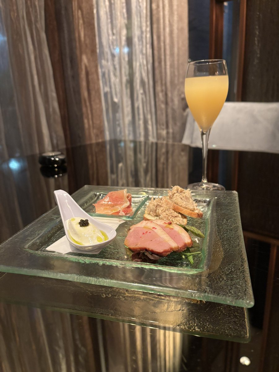 yumichanlog's tweet photo. 📍 GODDESS
麻布十番駅から徒歩5分。深夜まで飲めるラグジュアリーイタリアン🍝シャンデリアや鏡になったテーブルで煌びやか✨佐賀牛とろけて美味しかったし、バーニャカウダの野菜も新鮮でよかった🥦 #PR #麻布十番 #麻布十番グルメ #麻布十番 #azabujuban https://t.co/KstYFZjRbJ