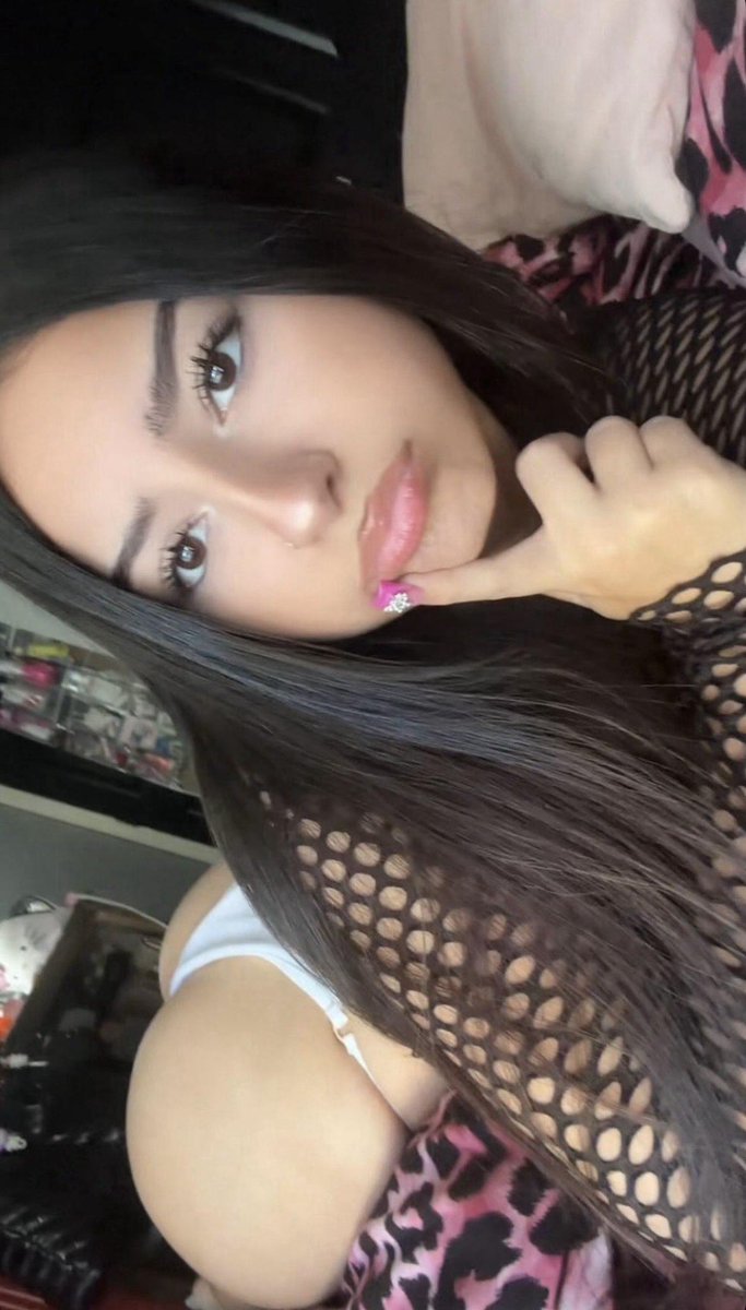 latinaplugzzz's tweet photo. sexy #latina https://t.co/xLcnfCf7P2