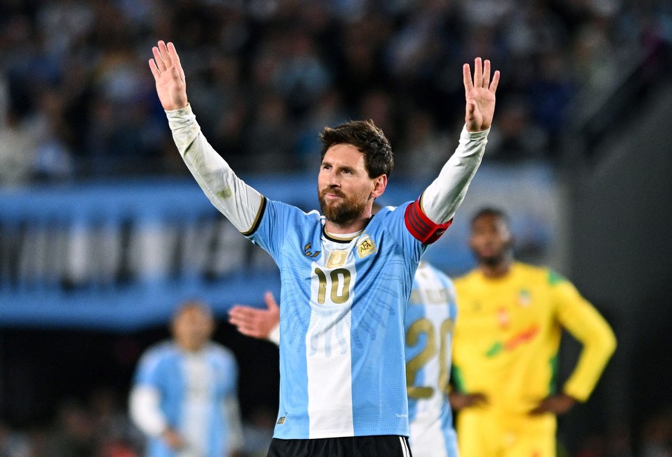 okdobleamarilla's tweet photo. #Eterno | LAS PALABRAS DE MESSI EN SU DESPEDIDA

"Es difícil decir algo hoy. Lo primero que pienso es en mi viejo"

"No me queda más que agradecer. Fue un orgullo muy grande para mi vestir esta camiseta por más de 20 años. Hasta en los peores momentos. Nunca dejé de pelear y de estar siempre. Les juró que me gustaría venir toda la vida. Jugar en la selección Argentina es lo más lindo que te puede pasar"