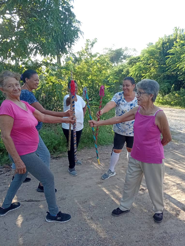 PedroACeja3414's tweet photo. Bien activas las profesoras de actividad física comunitaria del Combinado Deportivo 2 Nancy Uranga. Guane, en el trabajo con el adulto mayor en todas las comunidades del consejo popular Isabel Rubio.
#InderGuane 
#PinarPorNuevasVictorias https://t.co/E1J47lZFUe