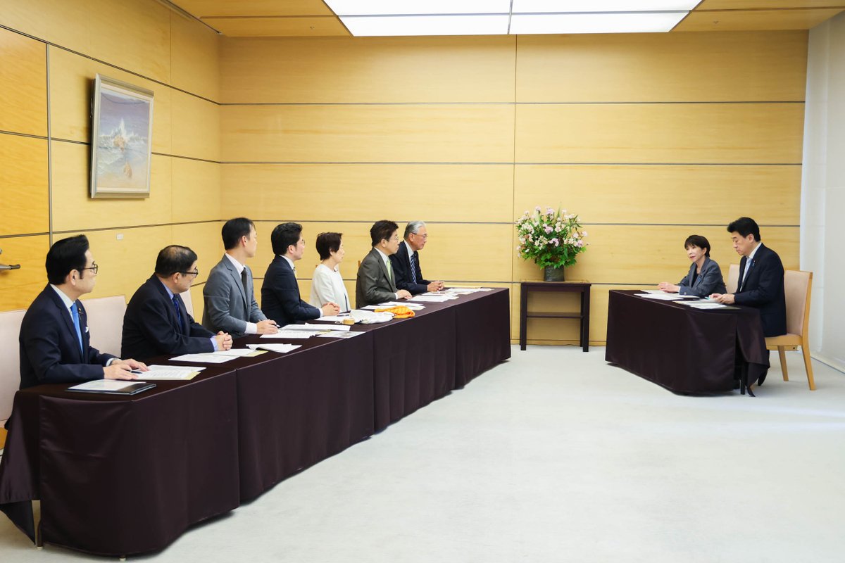 rachitaisaku's tweet photo. 令和８年１０月６日（火）、高市総理大臣は、３団体（拉致議連、家族会、救う会）から米国訪問の報告を受けました。

詳細はこちら https://t.co/ZXINT9sKxV

＃拉致問題　＃北朝鮮
（写真提供：内閣広報室） https://t.co/DDQWKJsETn