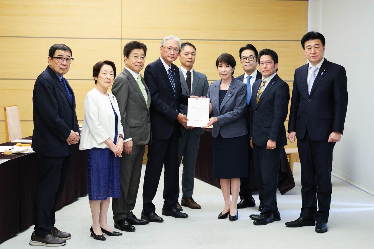 rachitaisaku's tweet photo. 令和８年１０月６日（火）、高市総理大臣は、３団体（拉致議連、家族会、救う会）から米国訪問の報告を受けました。

詳細はこちら https://t.co/ZXINT9sKxV

＃拉致問題　＃北朝鮮
（写真提供：内閣広報室） https://t.co/DDQWKJsETn