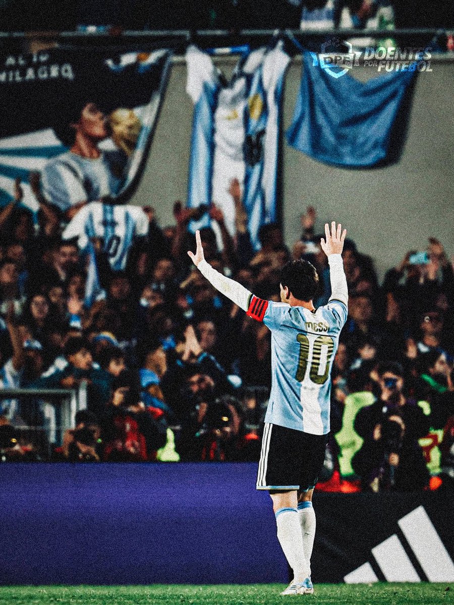 DoentesPFutebol's tweet photo. O começo do fim. 

A despedida de Messi da seleção argentina me fez pensar que esse foi o primeiro verdadeiro sinal que estamos caminhando para o adeus definitivo. 

Hoje foi um até logo, um "nos vemos por ai".

Do jeito que estamos acostumados. Gol. Assistências, no plural e um desfile de lindas jogadas. 

A partir de agora teremos menos oportunidades de vê-lo em campo nos espantando com seu talento e genialidade, fazendo coisas que só ele é capaz de fazer. 

Ele ganhou as merecidas homenagens. A gente começou a perder. 

Chega ao fim uma história que começou com esperança, teve decepções e termina com sonhos que viraram realidade. 

Surgiu como um talento inigualável, mas isso não bastou. Um talento tão grande, mas que parecia tão pouco diante do desejo de um povo tão apaixonado e sedento por novas conquistas.

As falhas, dele e de companheiros, davam a impressão de ser uma espécie de maldição. Parecia que Messi nunca seria campeão pela Argentina. 

Coube ao Maracanã ter esse privilégio. O mesmo Maracanã que anos antes havia negado a ele uma Copa do Mundo. 

Ela chegou um ano depois do primeiro título e já bastaria para encerrar essa história da maneira que ela merecia. Que ele merecia. 

Messi se despede da Argentina depois de 21 anos com menos conquistas do que se imaginava, mas com a maior delas.

Ser amado, idolatrado e venerado por seu povo.