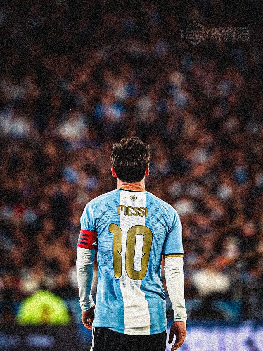 DoentesPFutebol's tweet photo. O começo do fim. 

A despedida de Messi da seleção argentina me fez pensar que esse foi o primeiro verdadeiro sinal que estamos caminhando para o adeus definitivo. 

Hoje foi um até logo, um "nos vemos por ai".

Do jeito que estamos acostumados. Gol. Assistências, no plural e um desfile de lindas jogadas. 

A partir de agora teremos menos oportunidades de vê-lo em campo nos espantando com seu talento e genialidade, fazendo coisas que só ele é capaz de fazer. 

Ele ganhou as merecidas homenagens. A gente começou a perder. 

Chega ao fim uma história que começou com esperança, teve decepções e termina com sonhos que viraram realidade. 

Surgiu como um talento inigualável, mas isso não bastou. Um talento tão grande, mas que parecia tão pouco diante do desejo de um povo tão apaixonado e sedento por novas conquistas.

As falhas, dele e de companheiros, davam a impressão de ser uma espécie de maldição. Parecia que Messi nunca seria campeão pela Argentina. 

Coube ao Maracanã ter esse privilégio. O mesmo Maracanã que anos antes havia negado a ele uma Copa do Mundo. 

Ela chegou um ano depois do primeiro título e já bastaria para encerrar essa história da maneira que ela merecia. Que ele merecia. 

Messi se despede da Argentina depois de 21 anos com menos conquistas do que se imaginava, mas com a maior delas.

Ser amado, idolatrado e venerado por seu povo.