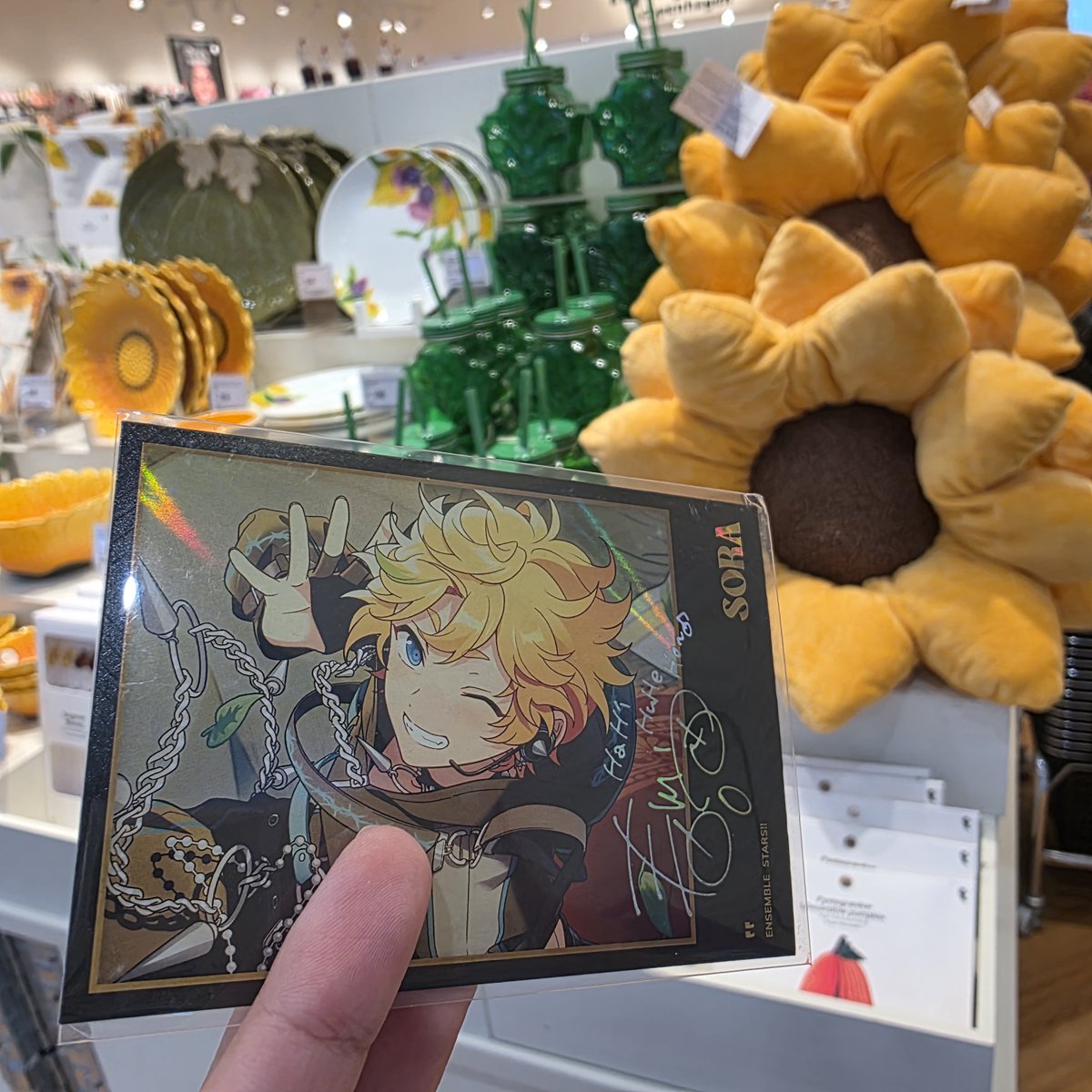 ntsrmg's tweet photo. sora seems to fit well amongst the sunflowers 🌻 https://t.co/7eeD7yNO2H