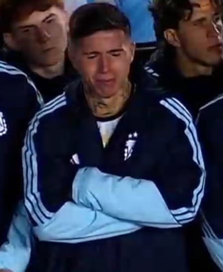 dibugf's tweet photo. cuando vas a una competencia de quién llora más por messi y tu rival es enzo fernandez https://t.co/AS4yMUuoEs