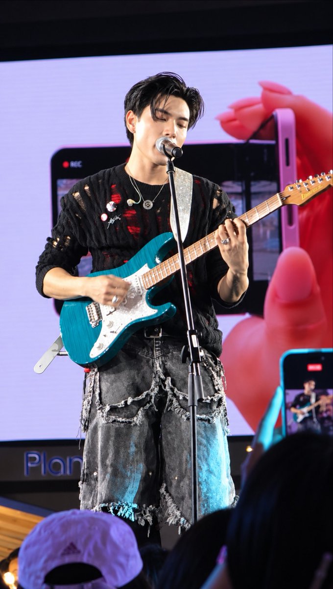 KITRONNAKITOFFI's tweet photo. หน้าเซ็นทรัลเวิลด์ยังมีประชากรตกค้างอยู่เป็นจำนวนมาก 😆😆

#kit_ronnakit
#ที่รักสารวัตรเธียร์
#PoliceinLoveFanEXP https://t.co/bgzFwRYLnE