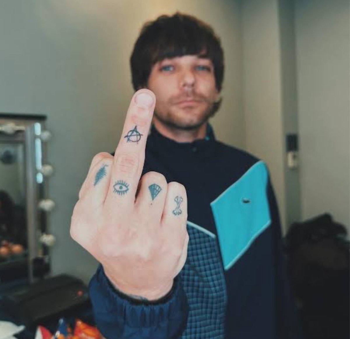 heardbynobody's tweet photo. adicionando que o louis também é contra o brexit, assumidamente anarquista e no Brasil mesmo ajudou o Rio Grande do Sul https://t.co/Ny9RhxQTKZ