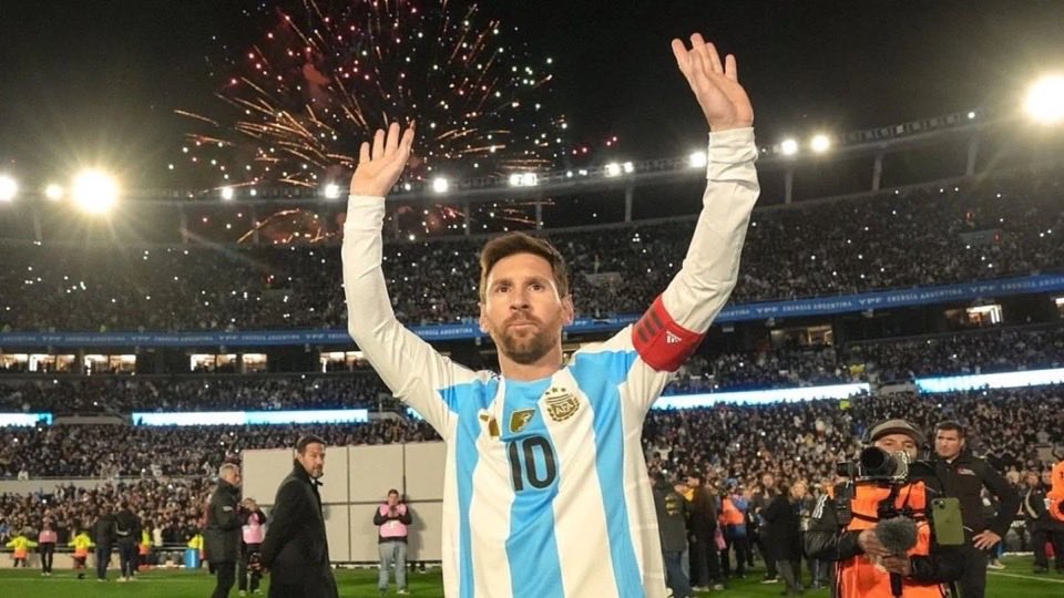 Termontiel_'s tweet photo. “En El Monumental viví el momento más feliz de mi vida, en el primer partido después de ser Campeones del Mundo

Y también acá, es el más difícil, donde me despido de la Selección”

-El Socio Honorario de River, Lionel Messi. https://t.co/67DHhiPwCR