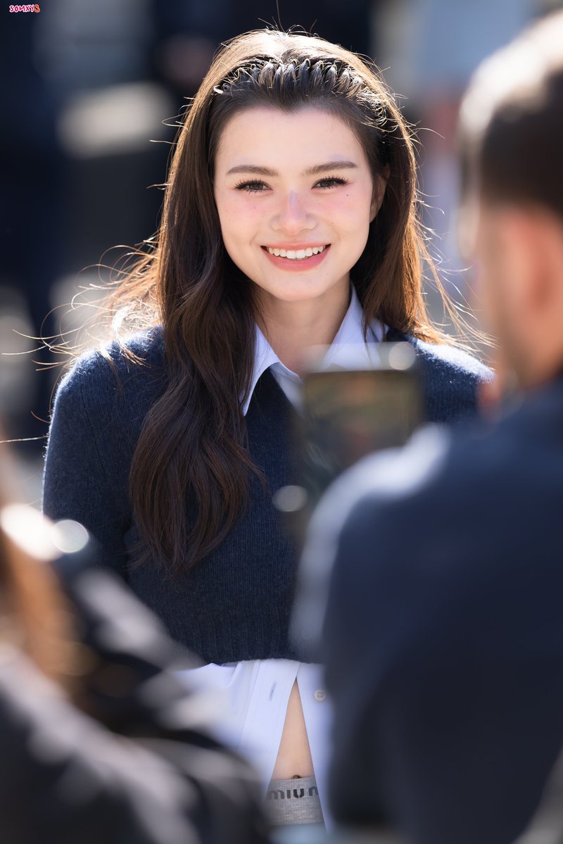 TrendForFB's tweet photo. เรายังสามารถทำ Engagement  ให้ Becky @AngelssBecky กับ @MIUMIUofficial ได้อยู่นะคะ 

ความน่ารัก แสบซน หวาน ดื้อ ของ Becky มาครบเลยนะคะ มาหวีดกันค่า 🥰🫶🏻🤍🪽

REBECCA X MIU MIU PFWSS27
#MiuMiuSS27xBecky
#MiuMiuPFWxBecky
#MiuMiuSS27 
#beckysangels #BeckyArmstrong https://t.co/oczjnuvxI0