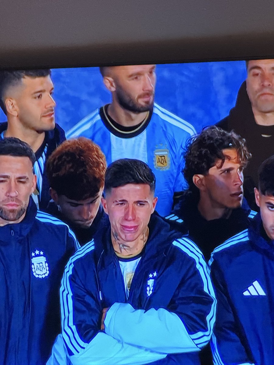 pame017_'s tweet photo. que alguien lo abrace porfavor #enzofernandez #messi #river https://t.co/kwGhUXybJ5