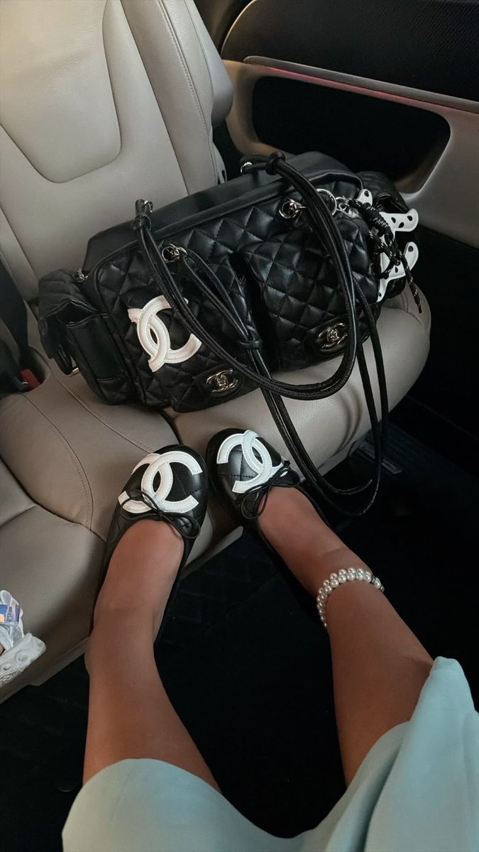 PhaseDiary's tweet photo. CHANEL FLAT$ 🩰 https://t.co/ZKskTM5dYG