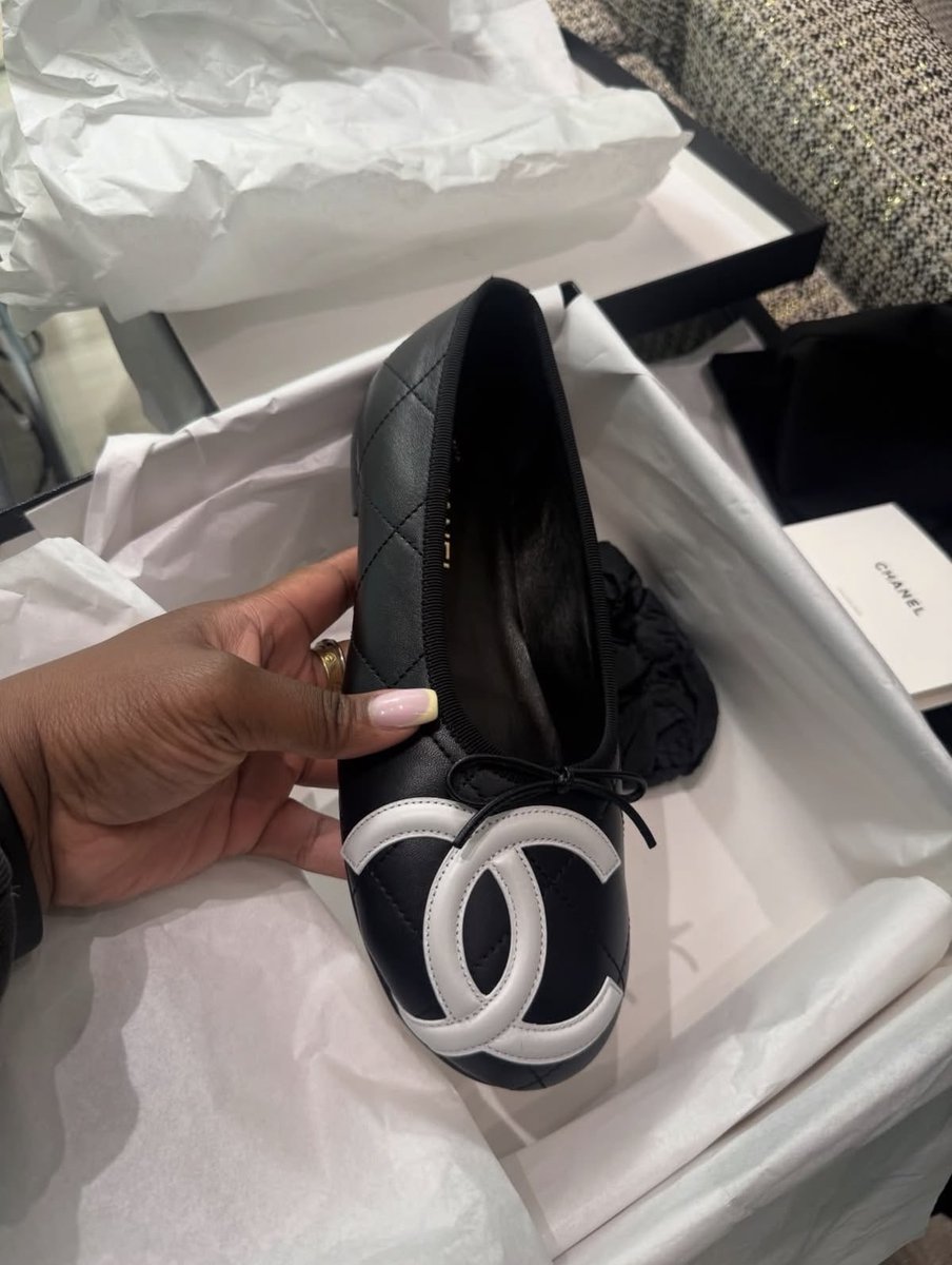PhaseDiary's tweet photo. CHANEL FLAT$ 🩰 https://t.co/ZKskTM5dYG