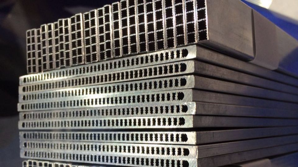HONGYUAN_METAL's tweet photo. High conductivity multi-port aluminum tubes.
Great corrosion resistance.
Used in EV battery cooling heat exchangers.
#NewEnergy #BatteryCooling #EVThermal #AluminumMaterial https://t.co/bEYQTBXRnB