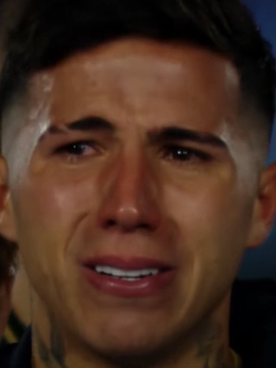 FabrizioRomano's tweet photo. 🩵🤍🥺 No stop tears for Enzo Fernández while Leo Messi speaks to say goodbye. https://t.co/VhDUN9zUG3