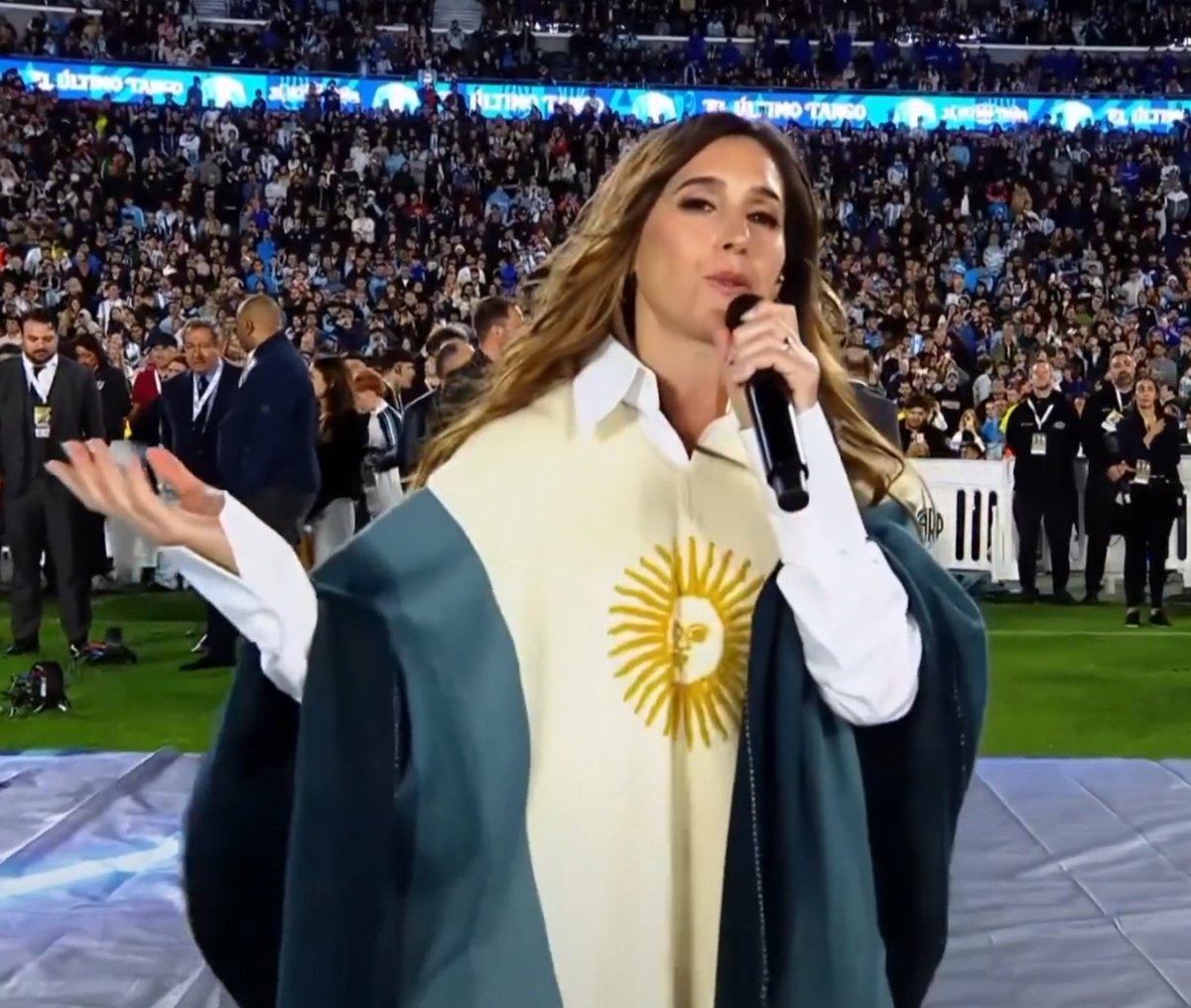 Samutries's tweet photo. Muy bien La Sole, a la altura de la situación representando a la Argentina con el Sol de Mayo, no como la trola de María Becerra priorizando que se le vean las gomas. https://t.co/KShIteEd6s