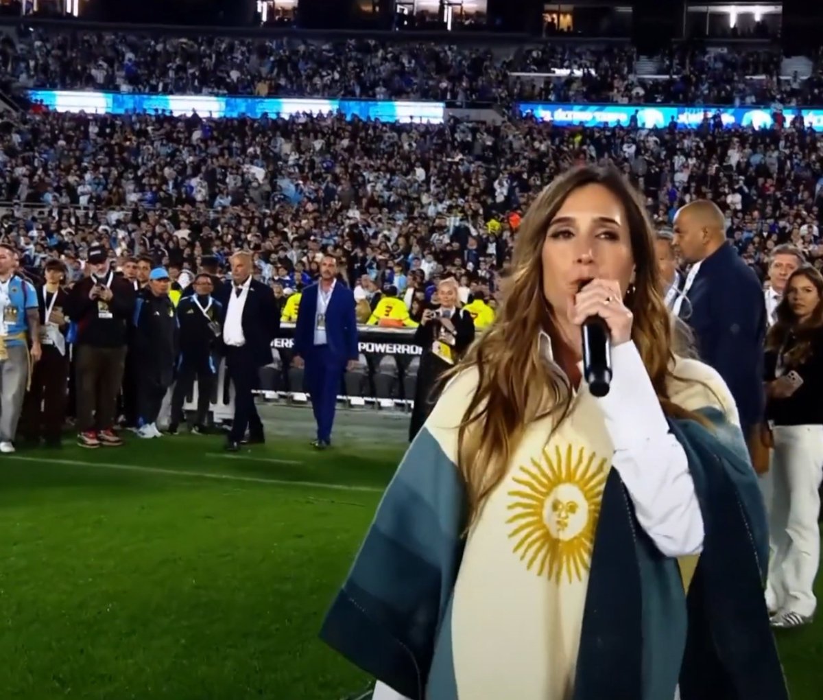 Samutries's tweet photo. Muy bien La Sole, a la altura de la situación representando a la Argentina con el Sol de Mayo, no como la trola de María Becerra priorizando que se le vean las gomas. https://t.co/KShIteEd6s