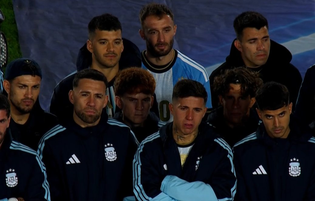 jotapfragoso's tweet photo. Os caras dão porrada em campo o tempo inteiro, mas não podem ver o Messi que já ficam com os olhos cheios de lágrima. Enzo Fernández chega a ficar com o nariz vermelho de tanto choro. Curioso, mas bonito. Emoção muito sincera. https://t.co/9Pj9gG9Ark