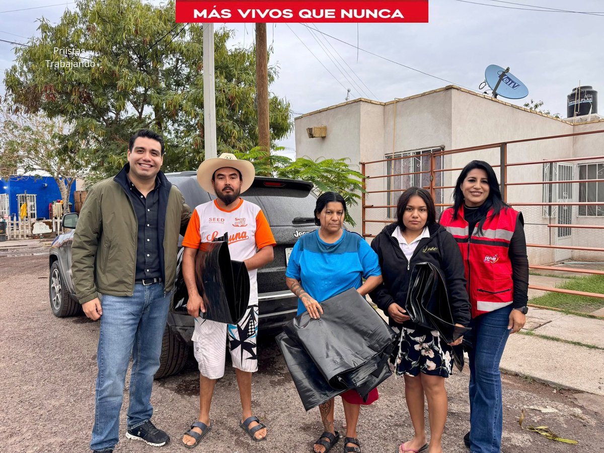 PRIEstatalDGO's tweet photo. #PriístasTrabajando ❤️

En Gómez Palacio, @JUANMORENO_HARO y Mónica Ornelas estuvieron cerca de quienes resultaron afectados por las lluvias, escuchando y entregando diversos apoyos. 🤝

Seguimos sumando esfuerzos para ayudar a quienes más lo necesitan. 🙌🏼

#MásVivosQueNunca https://t.co/yQ4ZVAYIlD