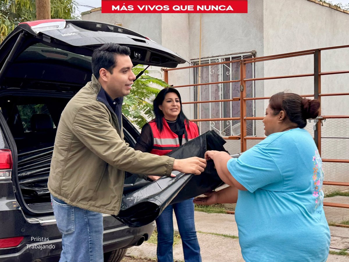 PRIEstatalDGO's tweet photo. #PriístasTrabajando ❤️

En Gómez Palacio, @JUANMORENO_HARO y Mónica Ornelas estuvieron cerca de quienes resultaron afectados por las lluvias, escuchando y entregando diversos apoyos. 🤝

Seguimos sumando esfuerzos para ayudar a quienes más lo necesitan. 🙌🏼

#MásVivosQueNunca https://t.co/yQ4ZVAYIlD
