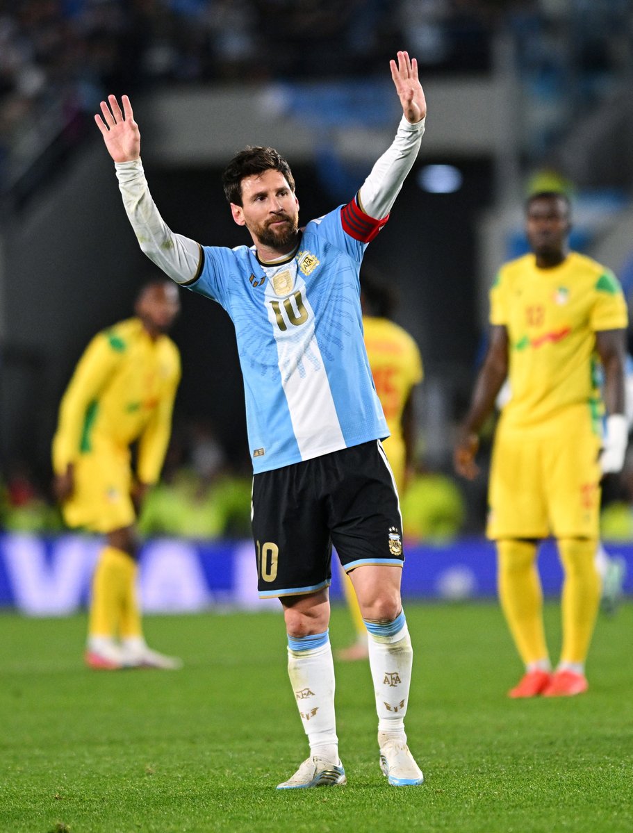 demarkesports's tweet photo. Lionel Messi: "Bu sahadan ayrılmak... Bunun bitmesini istemiyorum... Sizi seviyorum. Sizi çok özleyeceğim." https://t.co/4DTDwLTfEc