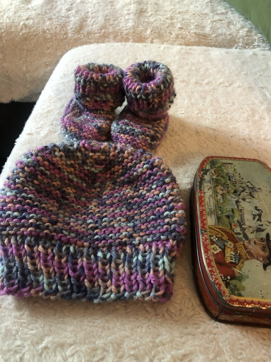 catwoman_1111's tweet photo. Well I’ve never made that pattern hat before ..I had to make it up to match the booties got that done today.. going to put pompom on it #Knit baby girl boots & hat reversible https://t.co/E8zwRyPPTV