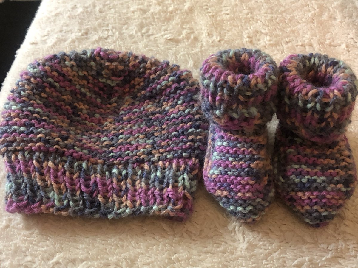 catwoman_1111's tweet photo. Well I’ve never made that pattern hat before ..I had to make it up to match the booties got that done today.. going to put pompom on it #Knit baby girl boots & hat reversible https://t.co/E8zwRyPPTV