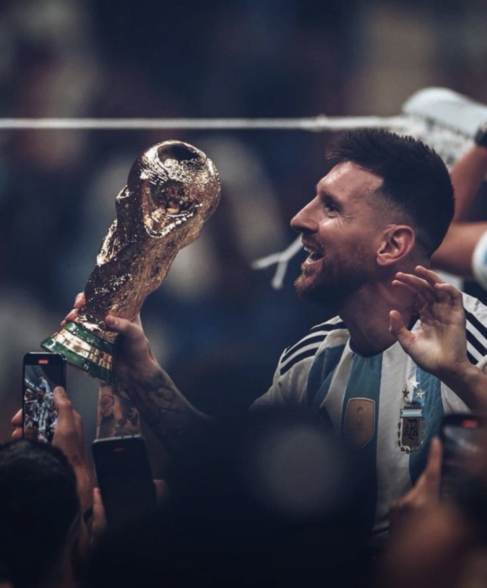 _lauraavitoria's tweet photo. nunca mais veremos um jogador como messi novamente, foi um prazer leo💙 https://t.co/QZuKgCGciq