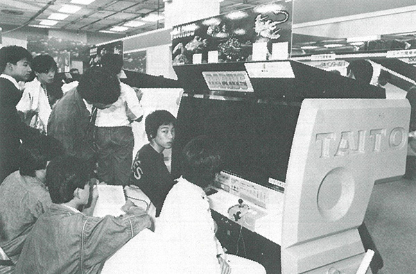 TAITO_Apps's tweet photo. 1986年。
電子の海から、機械仕掛けの巨大な怪魚が産まれた。

それは破壊した。既成概念を、故郷の星を、ビデオゲームの常識を。
戦火が撒かれた。ゲームセンターで、家庭用ハードで、携帯機で、PCで、幾度も火線が交差した。

2026年10月7日。40年目の、ダライアスお披露目の日。
戦いは、未だ終わらない。
