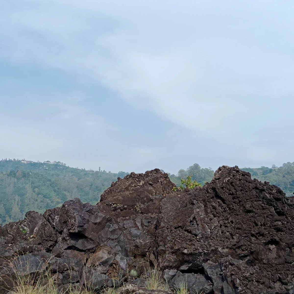 cliftonpar6wp's tweet photo. Parque de lava negra en Kintamani, Bali. https://t.co/rxAc0okn6c