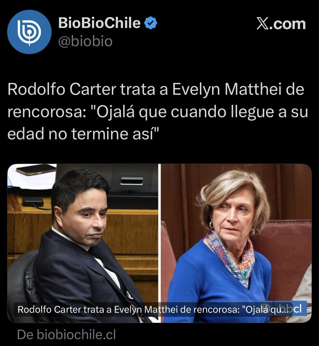 Eneatipo7's tweet photo. Senador Carter: @rodolfocarter 

Usted dice de Evelyn Matthei: “Ojalá que cuando llegue a su edad no termine así”.

No se preocupe tanto por cómo llegará a la edad de Matthei. Preocúpese por cómo está usted llegando intelectualmente a la que hoy tiene.

Porque para refutar una crítica política se necesitan argumentos. Para burlarse de la edad de una mujer basta con esa mezcla bastante más económica de insolencia, machismo aparente y pobreza intelectual.

Evelyn Matthei podrá estar equivocada, acertada, resentida o encantada con la vida. Eso se discute respondiendo lo que dijo. Pero cuando un senador, incapaz de contestar el fondo, decide recurrir a la edad de quien lo critica, no está describiendo a Matthei: se está retratando a sí mismo.

Y el retrato, no le favorece.

Además, señor Carter, empieza a resultar llamativa esa facilidad suya para ensañarse verbalmente con mujeres. Quizás algún día descubra que la virilidad política no consiste en humillarlas ante un micrófono.

Usted espera no terminar como Evelyn Matthei cuando llegue a su edad.

Yo esperaría algo bastante más urgente: que cuando llegue a esa edad haya aprendido educación, respeto y, con algo de suerte, argumentos.

Porque envejecer es inevitable senador. Madurar, por lo visto, no.

Al final, detrás de tanta pose de hombre duro, vuelve a aparecer aquello que ya hemos descrito alguna vez con bastante precisión: usted no es más que un pobre y triste weón.

Atte.,
@MisColumnas 
cc @evelynmatthei