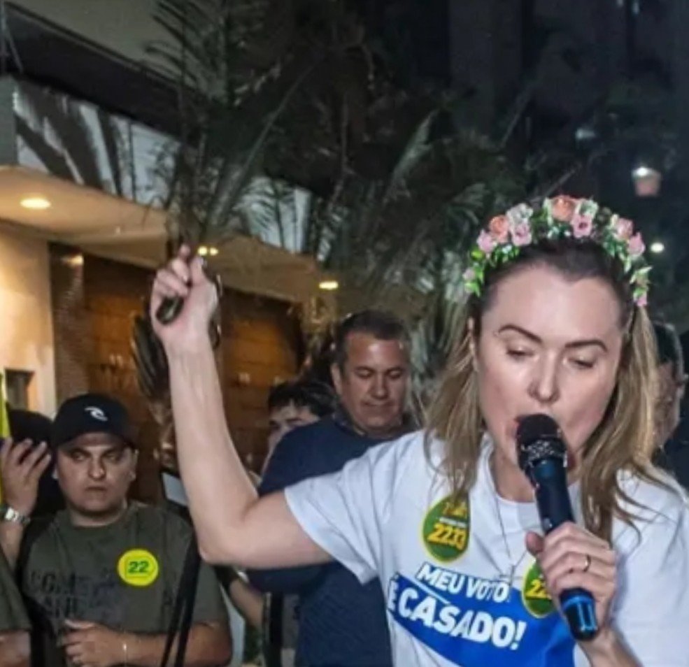 joowjporquinho's tweet photo. Até agora fico perplexo com a diferença: Érika Hilton emocionada ao ser eleita, entendendo o peso, a luta e a responsabilidade, daquele cargo. Do outro lado, Júlia Zanatta comemorando com um chicote. A postura já diz muito sobre o motivo de cada uma estar ali. https://t.co/6Ii3rBUkAU