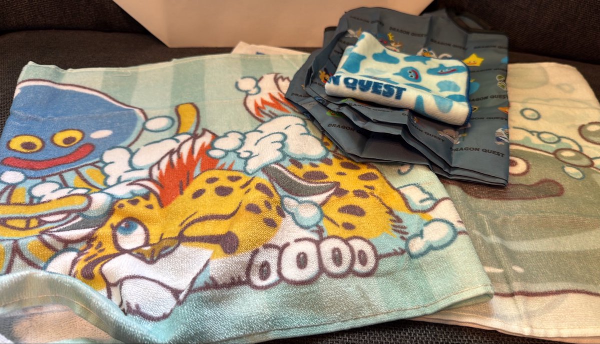C2litrab's tweet photo. しまむら×ドラクエ行ってきたー！！
かなり並んでたし、一方通行で流れるように買い物しないとで忙しかった…。できればゆっくり買い物したかったなぁ。
レジャーシートも欲しかったけど、見つけられなかった😭
とりあえずエコバとタオルは最低限！って思ってたから、無事に買えて良かった🤭❤️ https://t.co/9VEVINfRLR